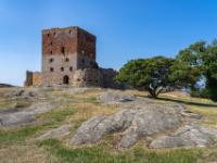 Im felsdurchsetzten Hammerhus Burghof mit dem Donjon